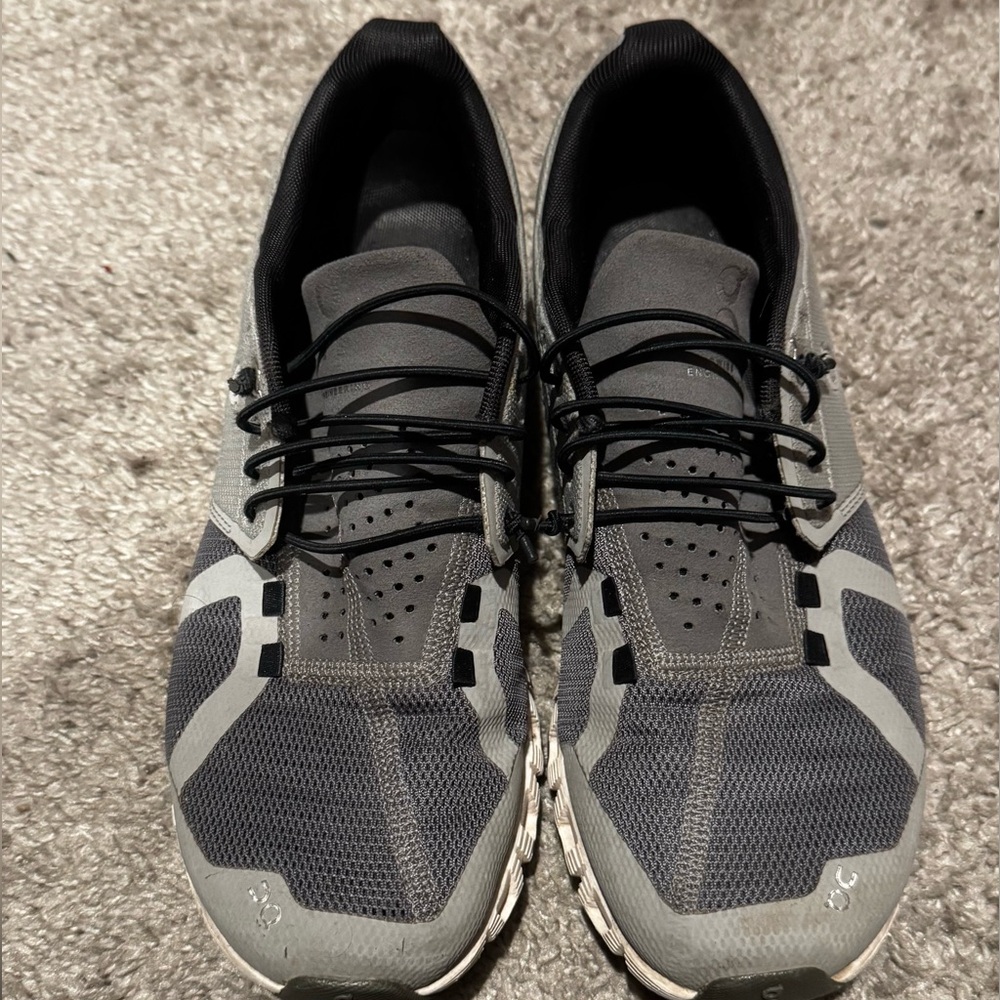 OnClouds Women’s size 8.5